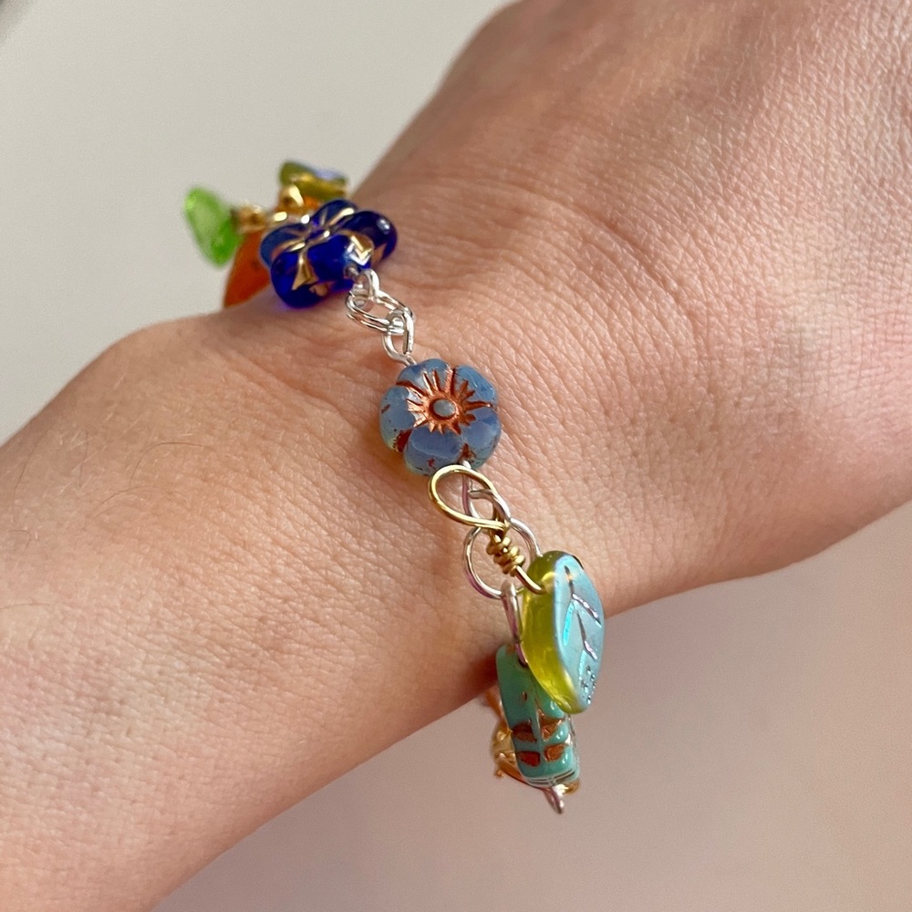 NWOT Colorful Floral and Leaf Beaded Charm Bracelet - Picture 4 of 5
